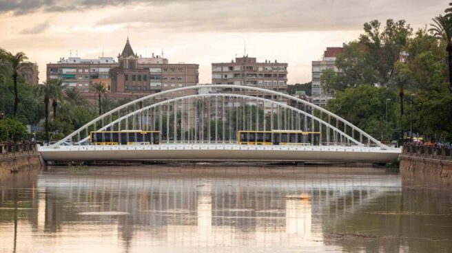 El cauce del rio Segura a su paso por la ciudad de Murcia esta mañana tras las intensas lluvias caídas esta madrugada.