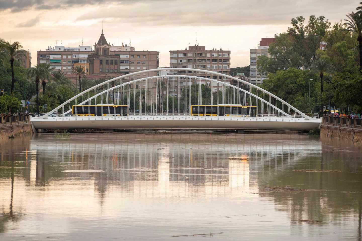 El cauce del rio Segura a su paso por la ciudad de Murcia esta mañana tras las intensas lluvias caídas esta madrugada.