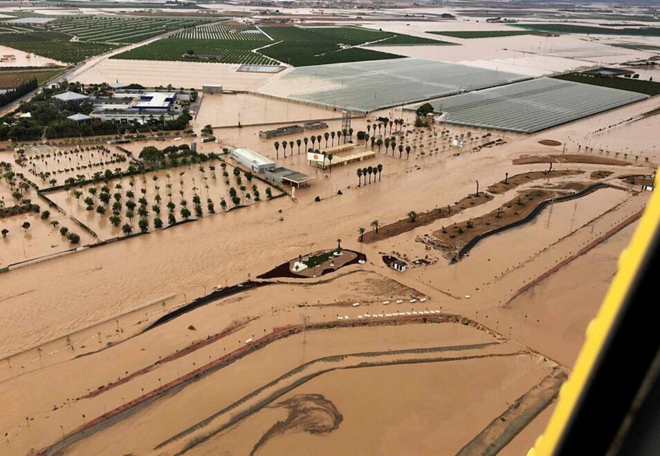 Fotografía aérea cedida por la Dirección General de Seguridad Ciudadana y Emergencias en la localidad murciana de Los Alcázares