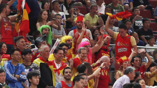 La afición de la Selección Española animan a los jugadores durante la final de baloncesto.