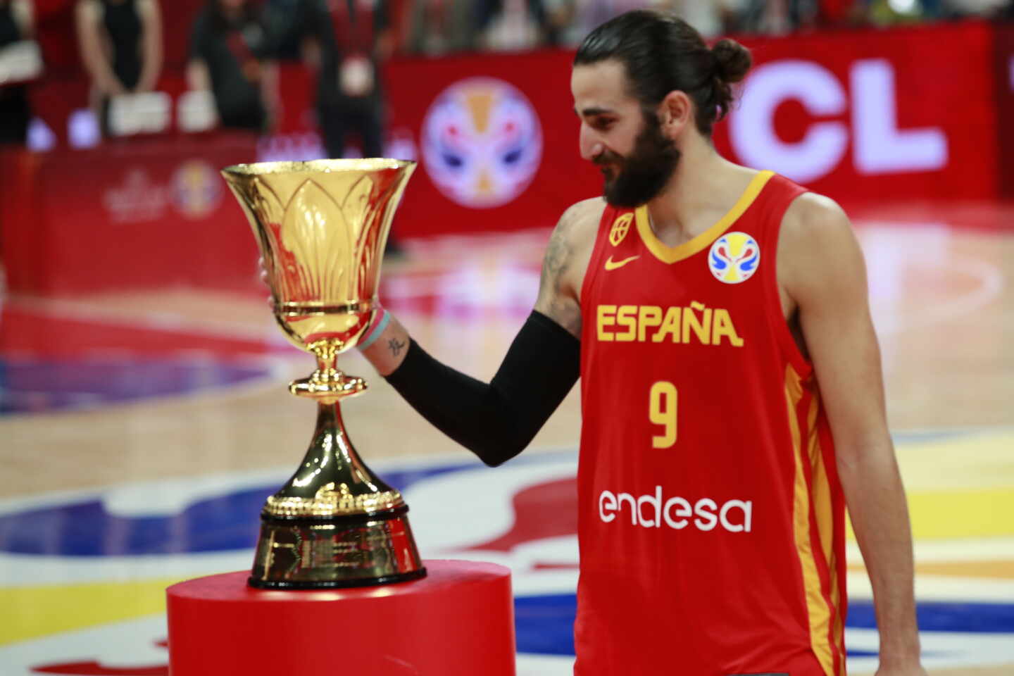 Ricky Rubio acaricia la copa tras ganar el Mundial de Baloncesto de China.