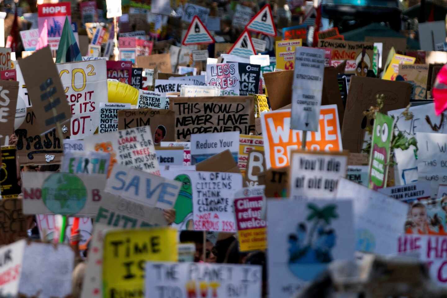 Cientos de personas acuden a una marcha del colectivo Fridays for Future en Londres