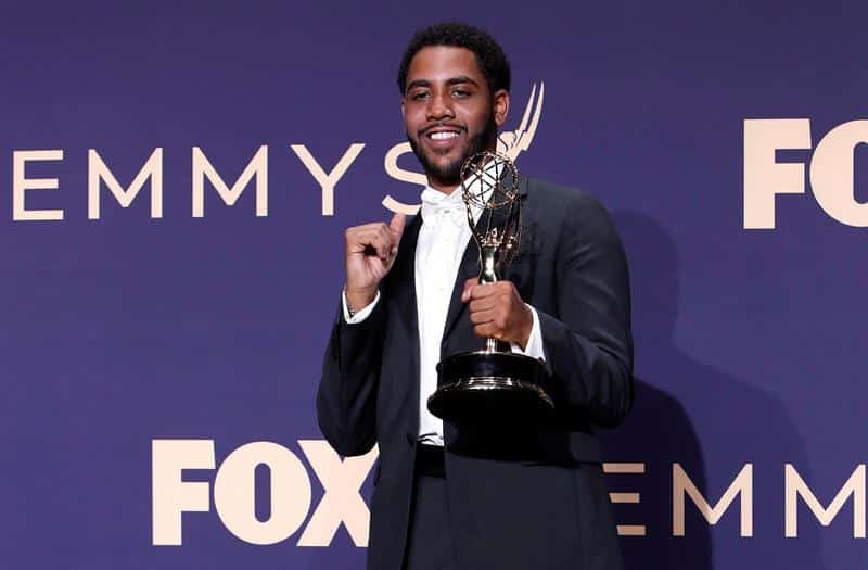 Jharrel Jerome tiene el Emmy como Mejor actor principal en una serie limitada de películas o películas para 'When They See Us' en la 71a ceremonia anual de los Premios Primetime Emmy celebrada en el Teatro Microsoft en Los Ángeles, California, EE. UU., 22 de septiembre de 2019