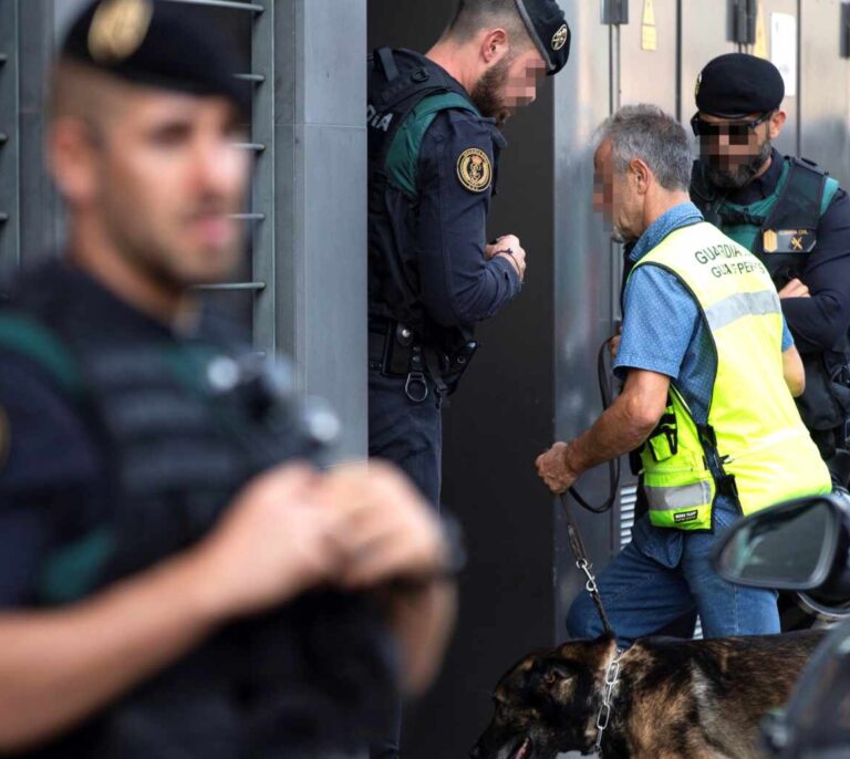 Cohetes pirotécnicos, información sobre explosivos y ácido en una botella de cava