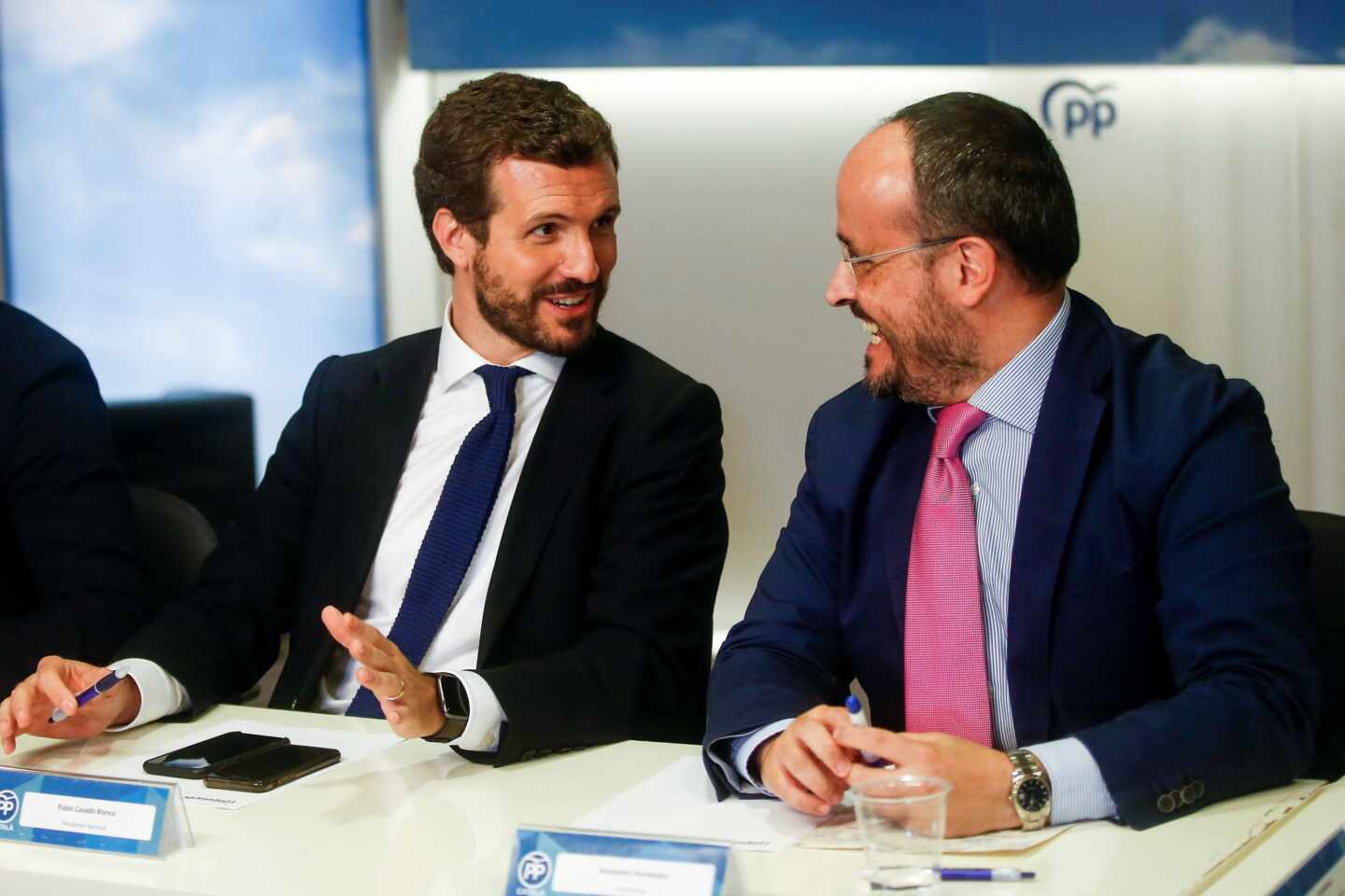 El presidente nacional del PP, Pablo Casado, junto al presidente del PP de Cataluña, Alejandro Fernández.