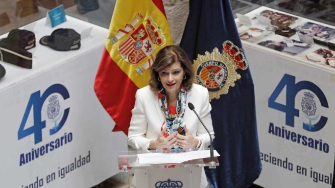 La secretaria de Estado de Seguridad, Ana Botella, en la inauguración de una exposición sobre la incorporación de la mujer a la Policía.