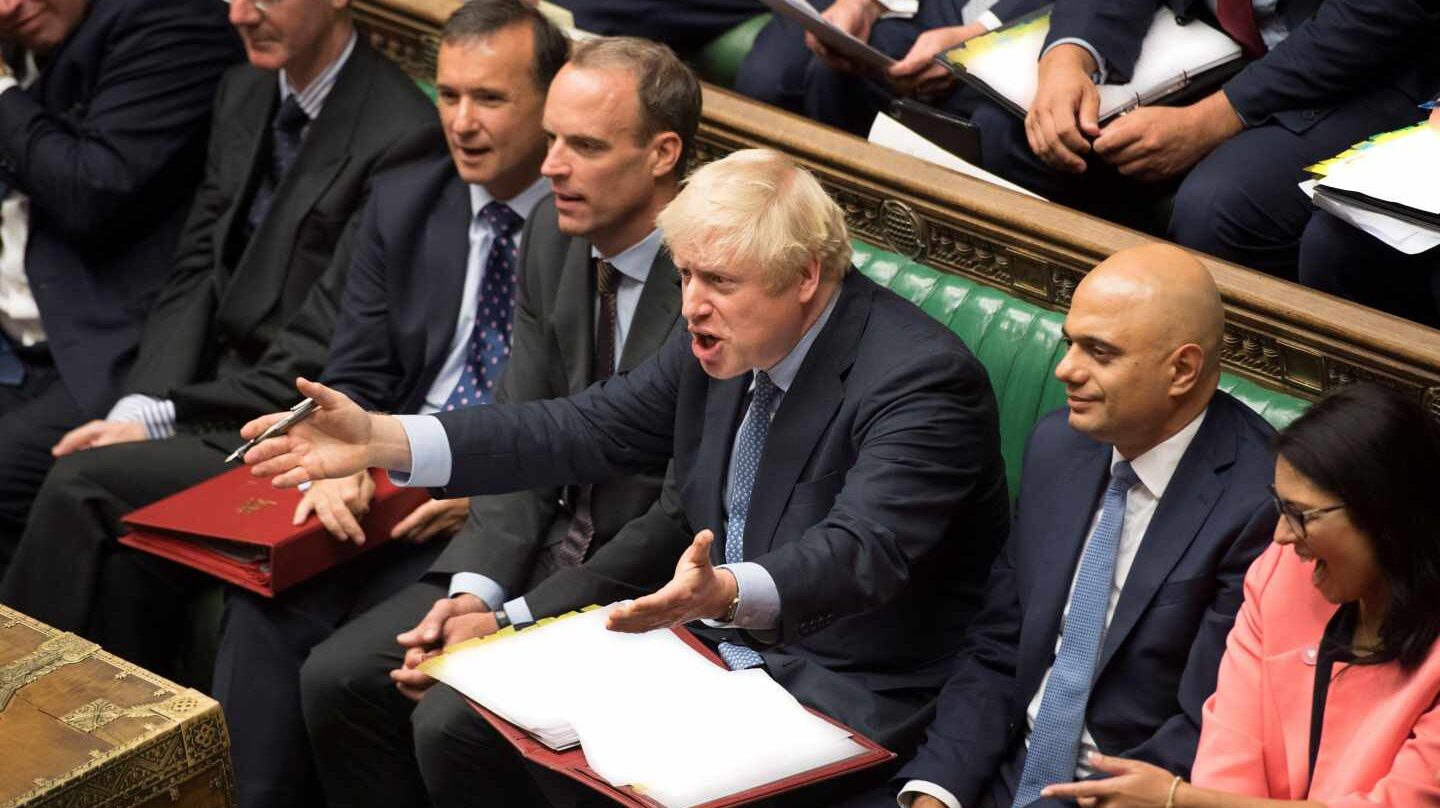 El primer ministro británico, Boris Johnson, enfurecido, en la sesión del Parlamento en Westminster.