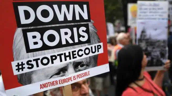 Caos, disturbios y carestía con un Brexit salvaje: el plan secreto de Boris Johnson