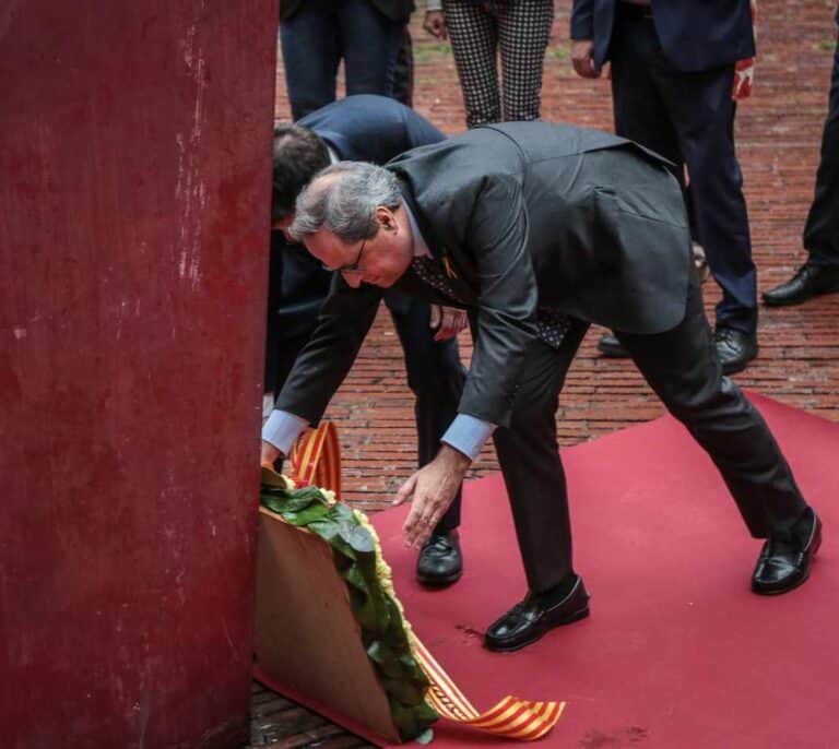 Suena el himno de España mientras Torra hacía la ofrenda a Casanova
