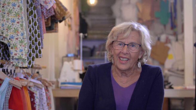 Manuela Carmena en su tienda de ropa infantil en Malasaña.