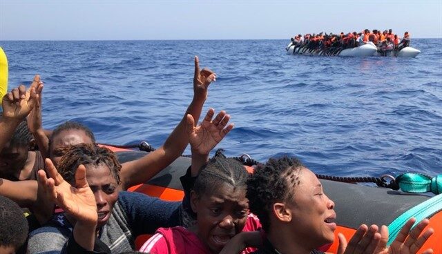 Fotografía de archivo de inmigrantes rescatados en el Mediterráneo