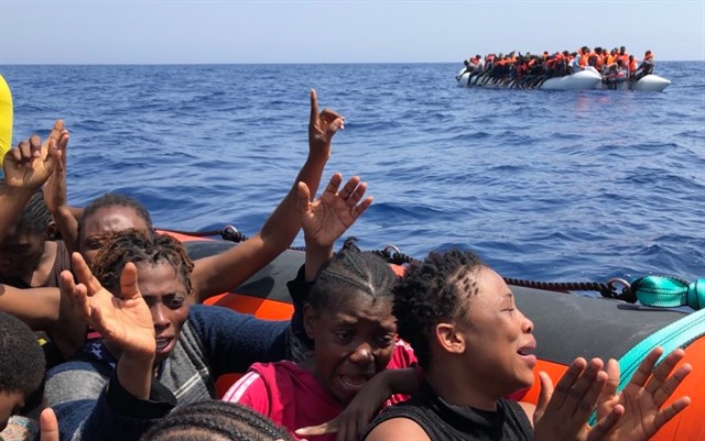 Fotografía de archivo de inmigrantes rescatados en el Mediterráneo