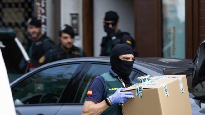 Los guardias civiles piden a Marlaska que defienda su trabajo en Cataluña Agentes de la Guardia Civil durante el registro de un domicilio en Sabadell (Barcelona)