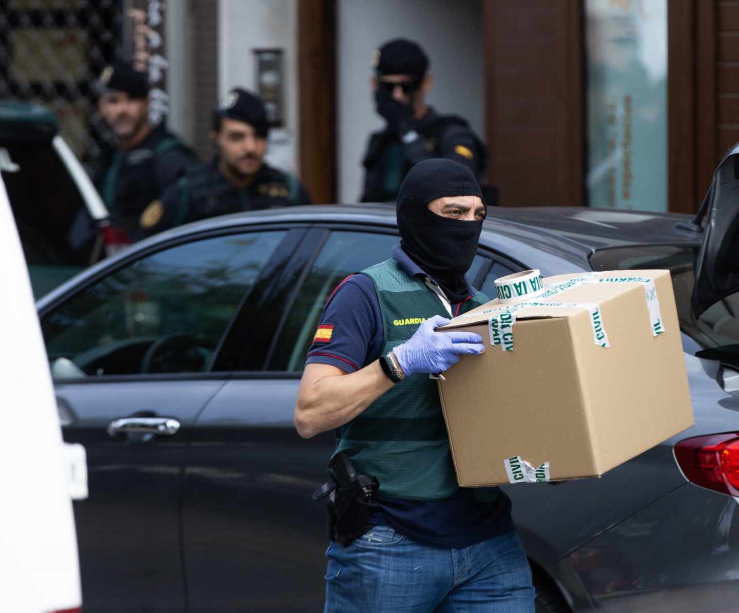 Agentes de la Guardia Civil durante el registro de un domicilio en Sabadell (Barcelona)