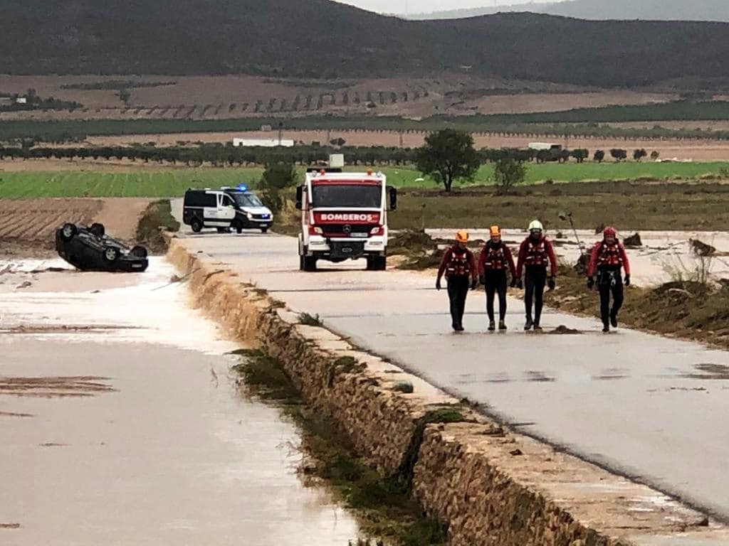 ehículo en el que han fallecido, este jueves, dos hermanos, un hombre de 61 años y una mujer de 51 años, tras ser arrastrados por el agua en el camino de Fuente la Higuera, en el municipio albaceteño de Caudete, afectado por la Depresión Atmosférica en Niveles Altos (DANA). EFE/Diputación de Albacete