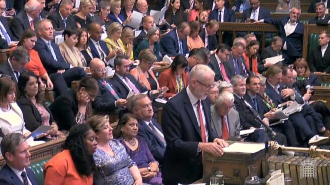 El líder laborista, Jeremy Corbyn, en el Parlamento británico, en la sesión de preguntas al primer ministro Johnson.