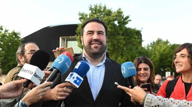 Jon Iñarritu, diputado de EH Bildu, a las puertas de la Audiencia Nacional.