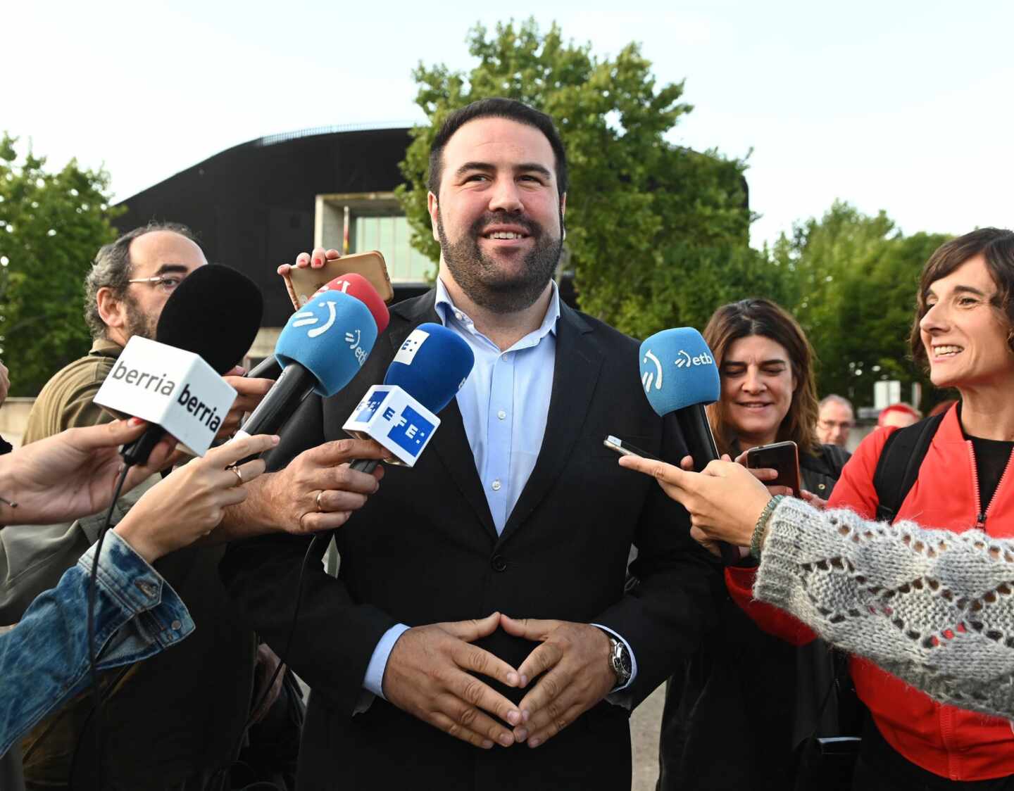 Jon Iñarritu, diputado de EH Bildu, a las puertas de la Audiencia Nacional.