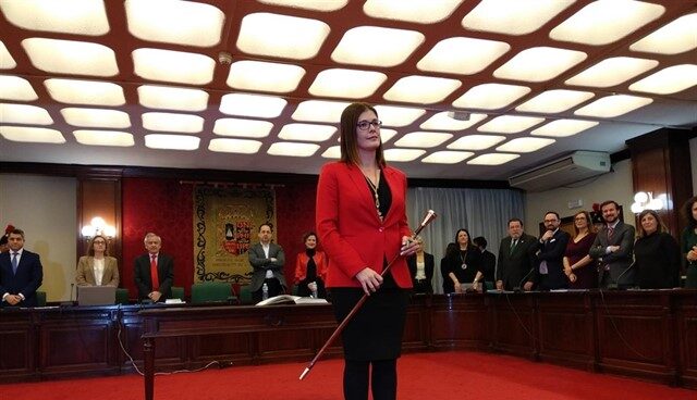 La alcaldesa de Móstoles ficha a su hermana para llevar las redes por 52.000 euros al año