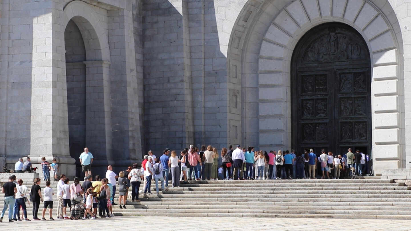 La gente hace cola para entrar a la basílica del Valle de los Caídos