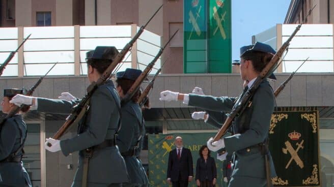 Guardias Civiles, desfilando ante la vicepresidenta en funciones del Gobierno y el director general del Cuerpo.