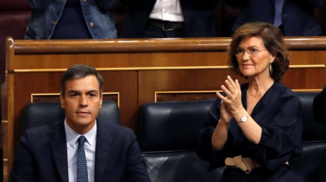 Pedro Sánchez y Carmen Calvo, en sus escaños del Congreso de los Diputados.