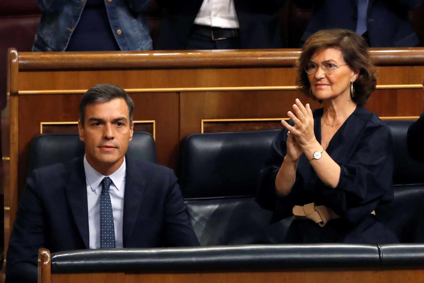 Pedro Sánchez y Carmen Calvo, en sus escaños del Congreso de los Diputados.