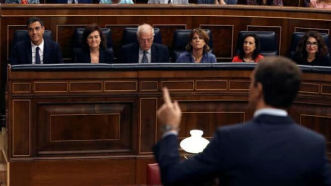 Pablo Casado se dirige a Pedro Sánchez en el Congreso.