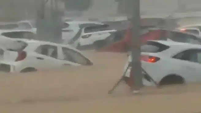 Decenas de vehículos quedan atrapados bajo el agua por el fuerte temporal en Alicante