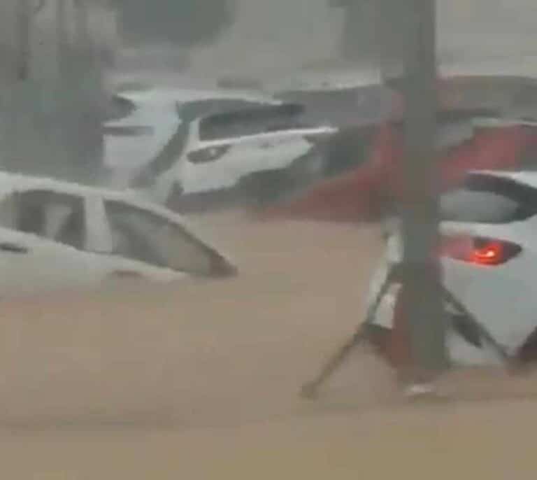 Decenas de vehículos quedan atrapados bajo el agua por el fuerte temporal en Alicante