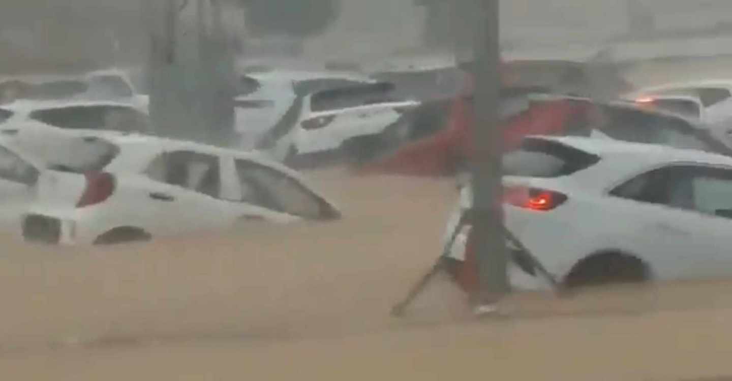 Coches atrapados en Orihuela (Alicante)