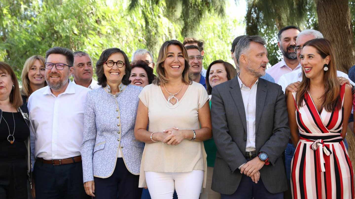 Susana Díaz, con los parlamentarios socialistas en Andalucía.