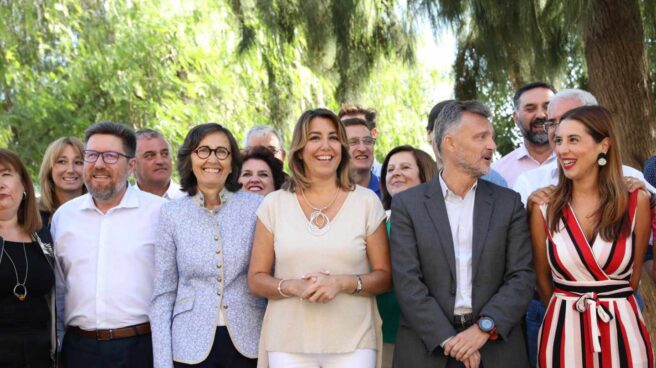 Susana Díaz, con los parlamentarios socialistas en Andalucía.