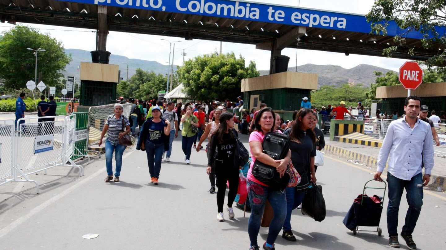 Un grupo de venezolanos entra en Colombia por el puente Simón Bolívar.