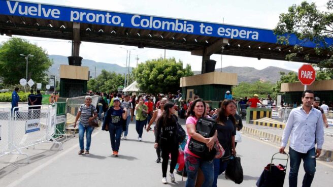 Un grupo de venezolanos entra en Colombia por el puente Simón Bolívar.