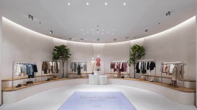 Interior de la tienda de Zara de Dubai, la mayor del mundo de una sola planta.