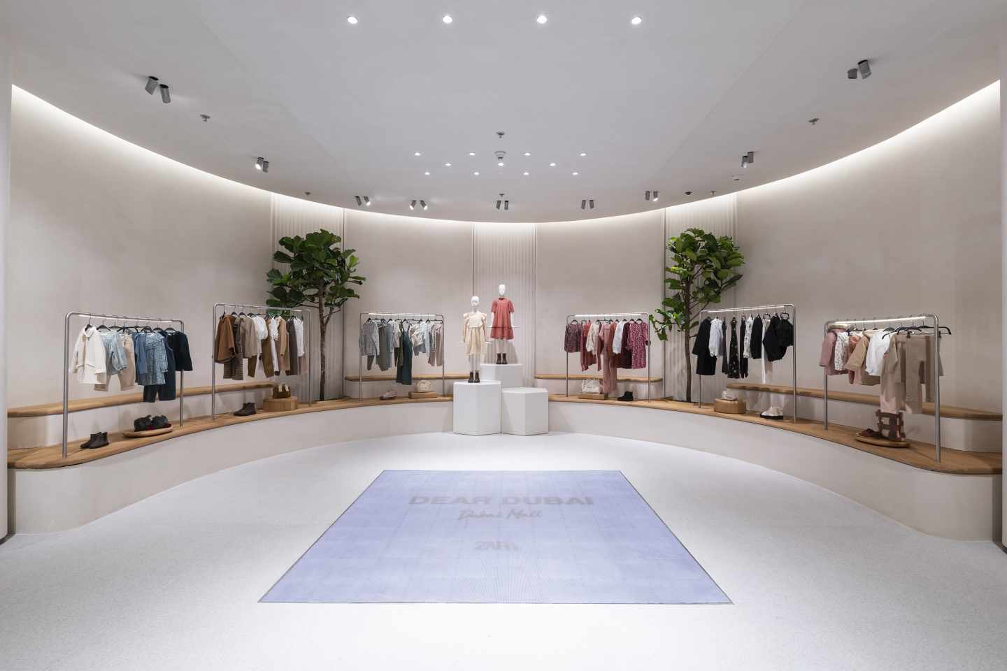 Interior de la tienda de Zara de Dubai, la mayor del mundo de una sola planta.