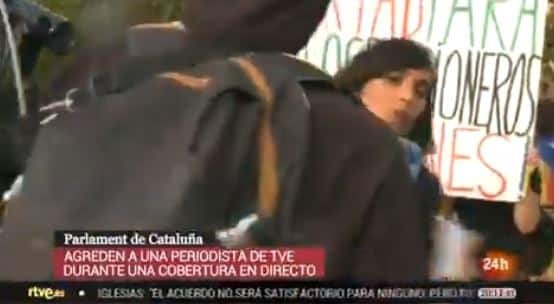 La reportera de TVE, Ángela García Romero, agredida durante una conexión en directo.