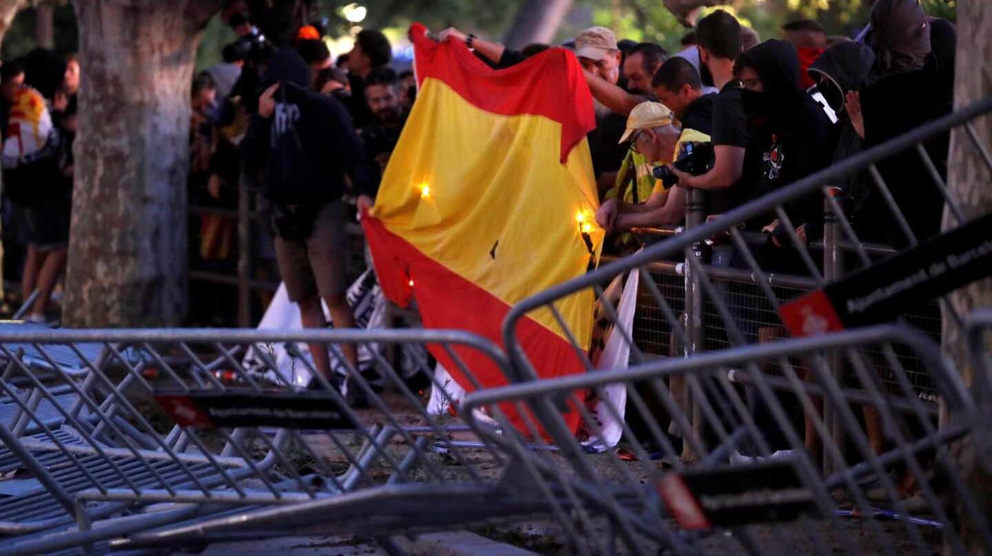 Radicales queman banderas de España frente a las puertas del Parlament.