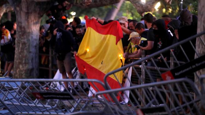 Radicales queman banderas de España frente a las puertas del Parlament.