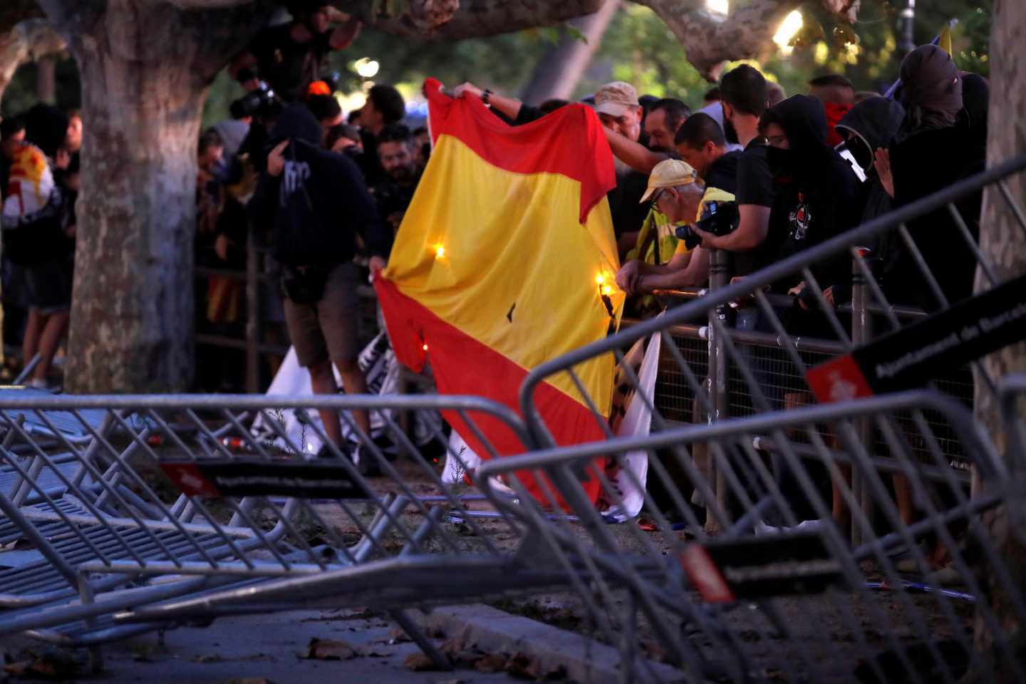 Radicales queman banderas de España frente a las puertas del Parlament.