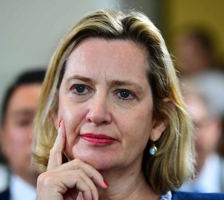 Dimite la ministra de Trabajo y Pensiones británica y denuncia una "purga" de Boris Johnson