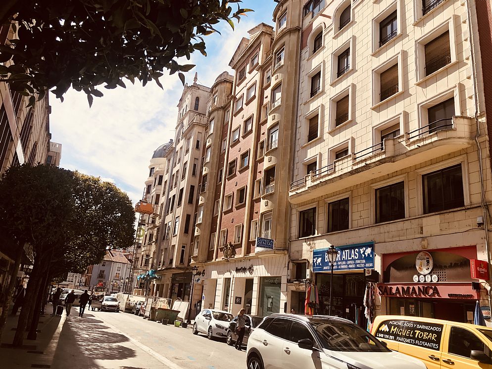 El precio de los pisos compartidos baja en Madrid y Barcelona, pero sube en Segovia y Lleida