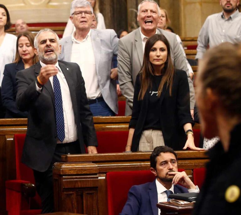El doble rasero de Torrent: sólo una advertencia a independentistas y 19 a sus adversarios políticos