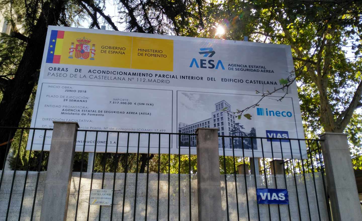Cartel de obras en la futura sede de la AESA.