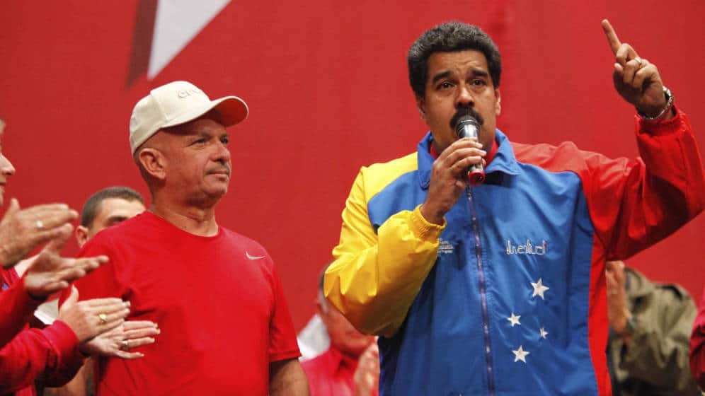 Hugo Carvajal junto a Chavez.