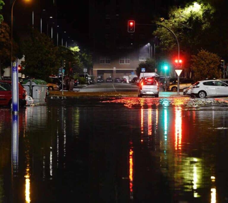 Una tromba de agua anega calles y túneles en Valladolid