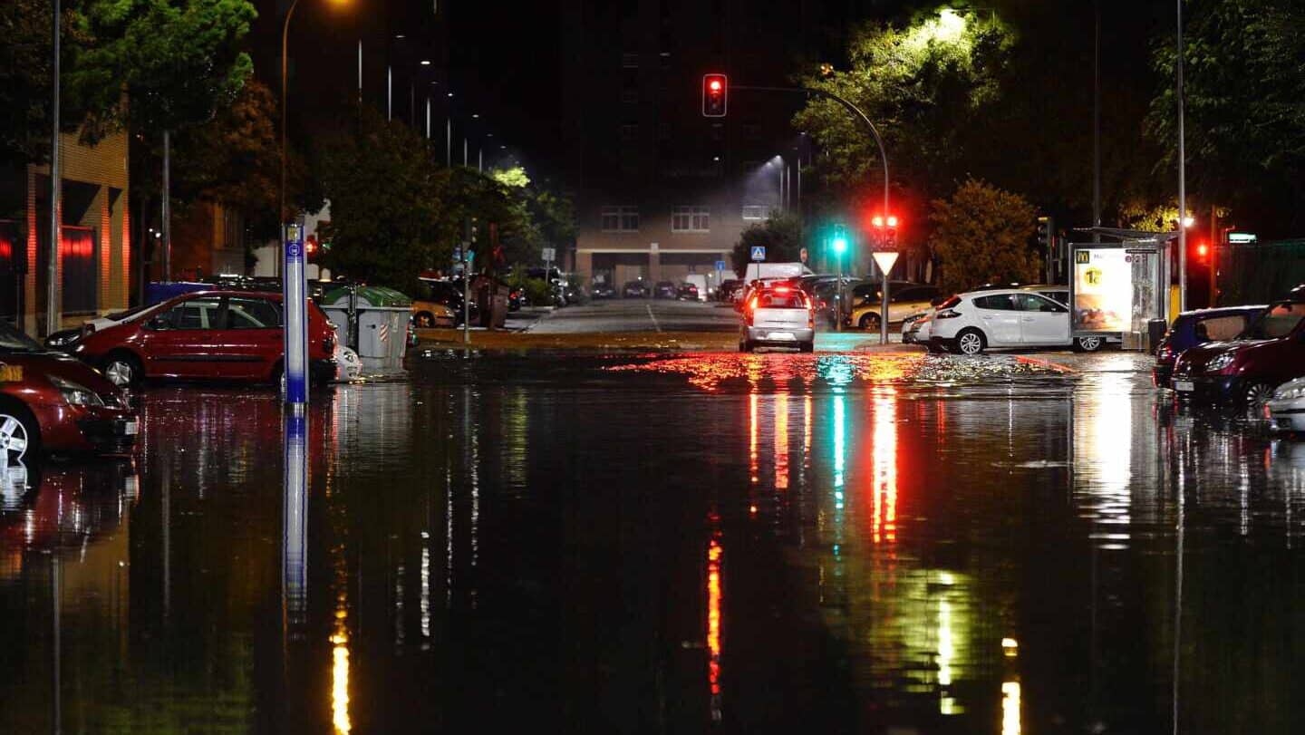 Una tromba de agua anega calles y túneles en Valladolid