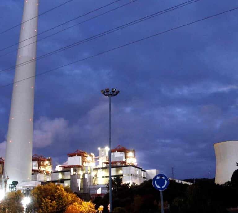 Endesa e Iberdrola 'guardan' 1.700 millones para cerrar centrales nucleares y de carbón