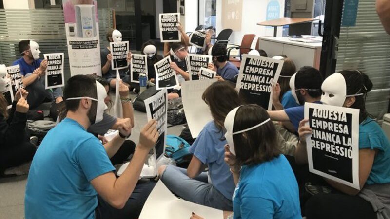 Activistas independentistas ocupan una sucursal de CaixaBank en Barcelona